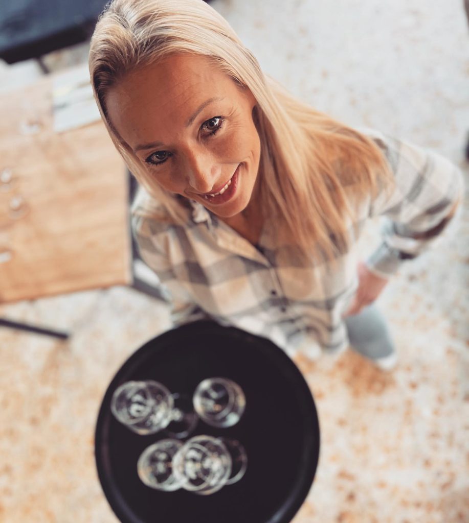 Aurélie tenant un plateau avec des verres